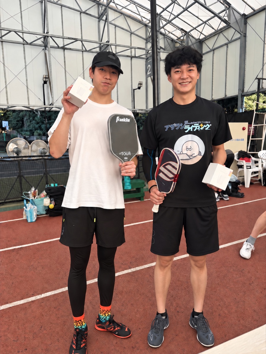 優勝賞品とパドルを手にした関・松田ペア